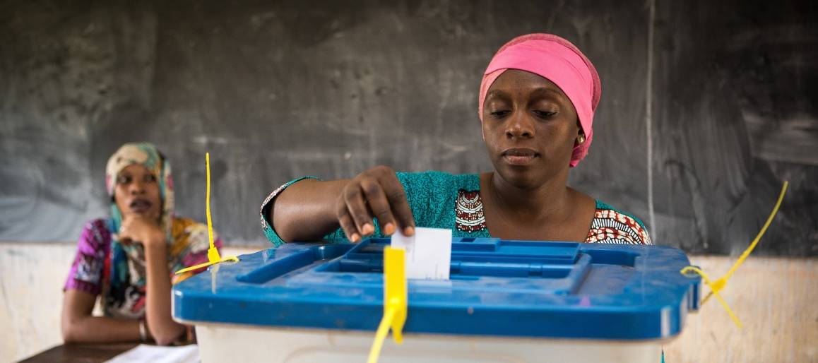 En kvinne legger i stemmeseddelen ved valget i Mali, 2018. Foto: UN Photo/Harandane Dicko